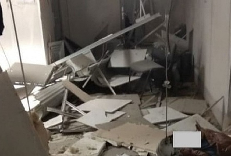 Взрыв серьезно повредил помещение, глде утсановлены банкоматы.