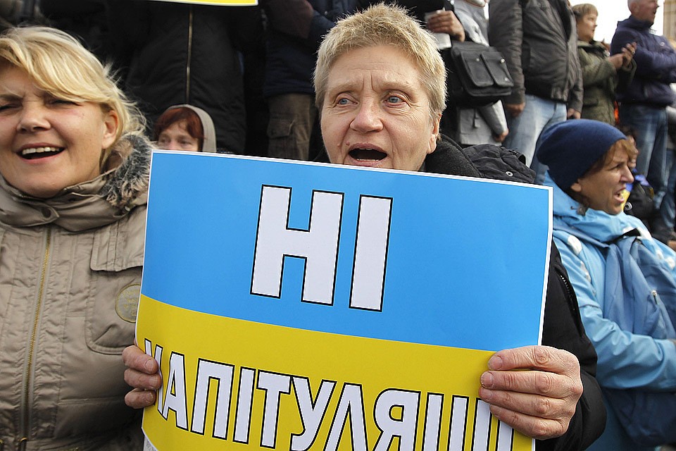 На Майдане собрался уже не один митинг противников подписания "формулы Штайнмайера", которое собравшиеся считают капитуляцией перед Россией.
