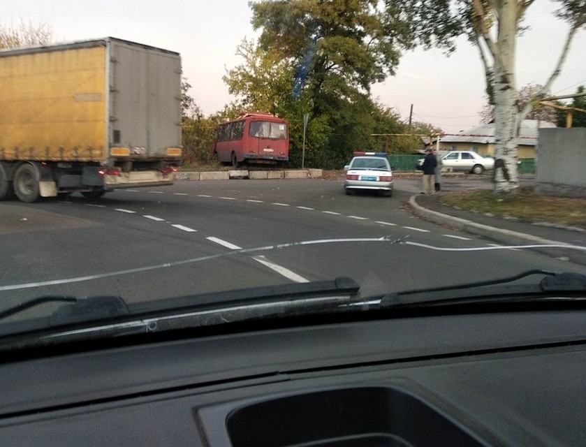 В Донецке автобус вылетел с дороги через бетонное ограждение. Фото: ВКонтакте/Кировский район