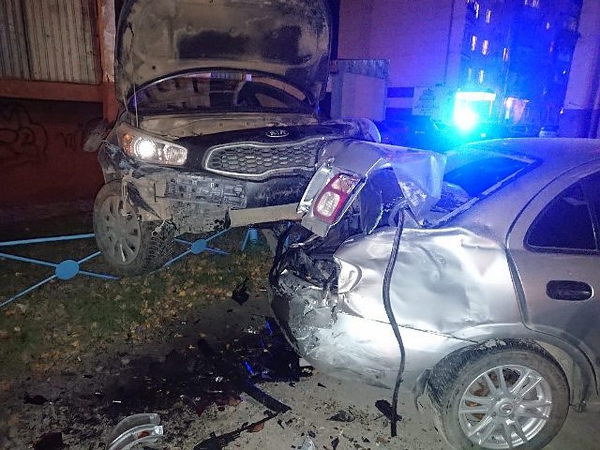 Нетрезвый водитель «Киа» «собрал» во дворе пять авто. Фото из соцсети ВКонтакте