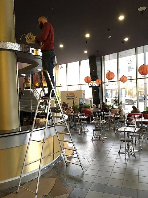 В фойе работы уже начались.