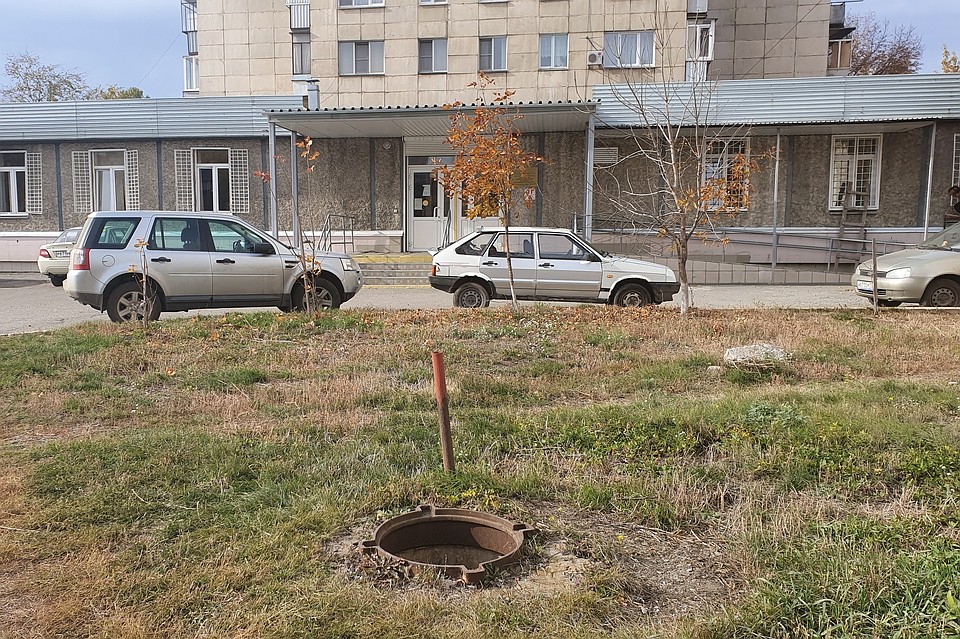 Люк находится по адресу ул. Барбюса, 140. Фото: vk.com/«Регион-74 | Челябинск»