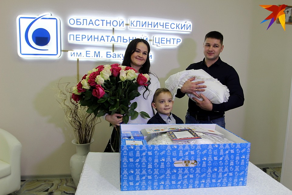 Семья Петровых в числе первых получивших областной подарок в честь рождения сына.