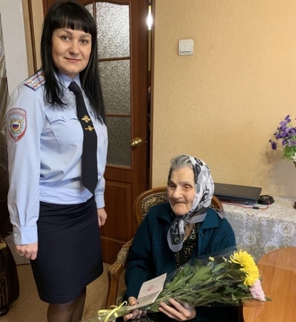 В Нижневартовске 99-летней бабушке вручили паспорт. Фото с сайта УМВД по ХМАО-Югре