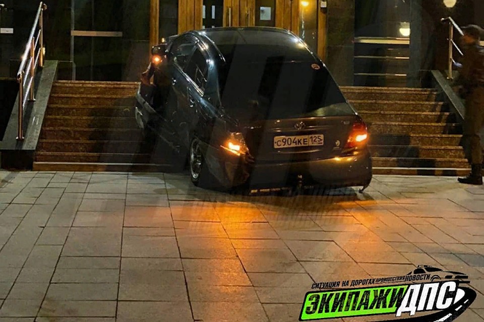 Автомобиль остановился только на крыльце. Фото: dps_vl