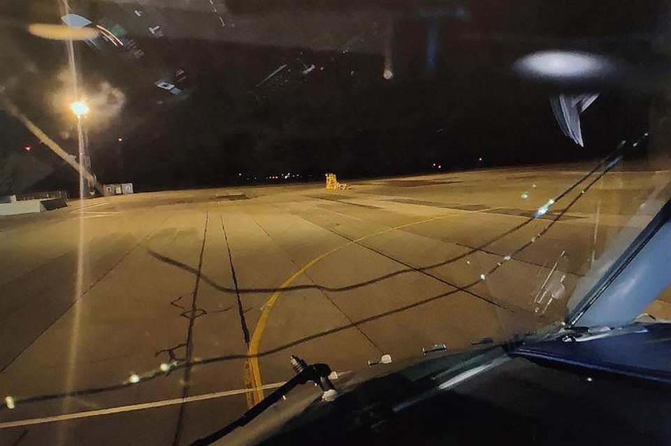 Треснувшее стекло в самолете. Фото: telegram-канал Aviaincidents
