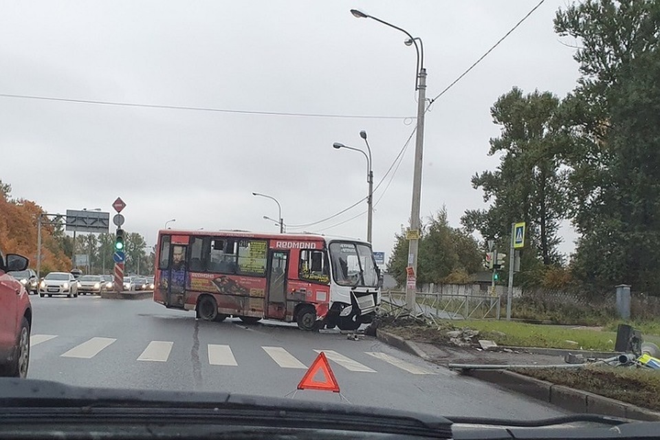 На Митрофаньевском шоссе маршрутка снесла светофор. Фото: vk.com/spb_today