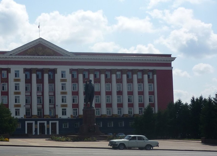 Семья большое внимание уделяет воспитанию и разностороннему развитию детей