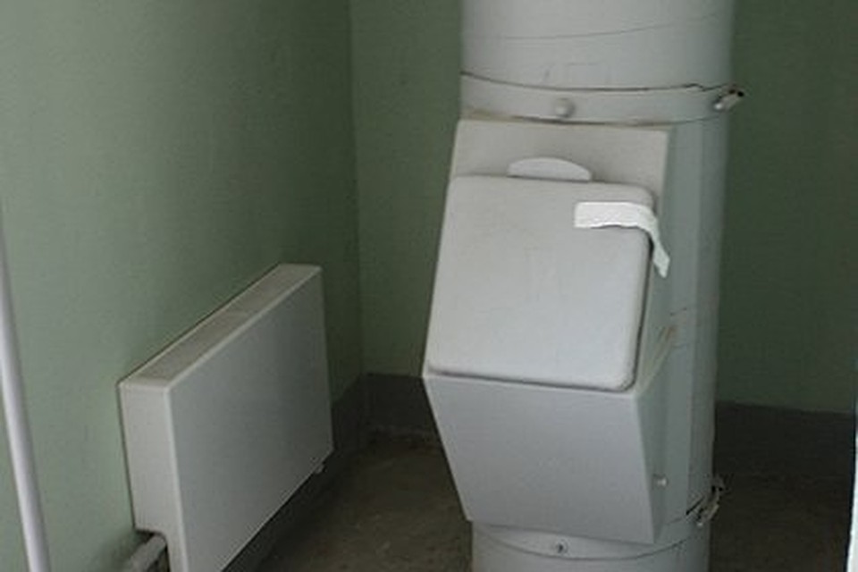 Некоторые даже до мусоропровода пакет не доносят.