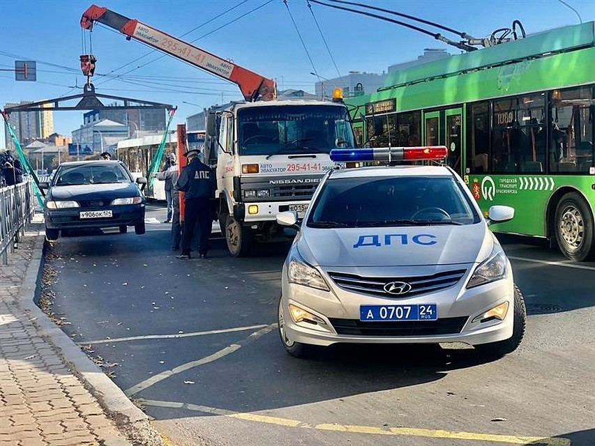 В Красноярске водителей начали штрафовать за парковку на остановках Фото: администрация Красноярска