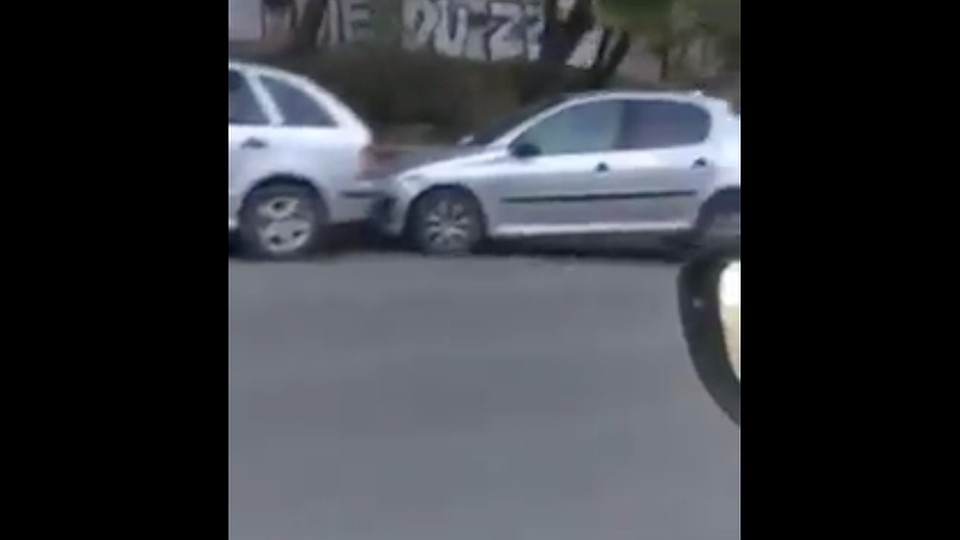 Водитель съехал с дороги и врезался в припаркованные автомобили