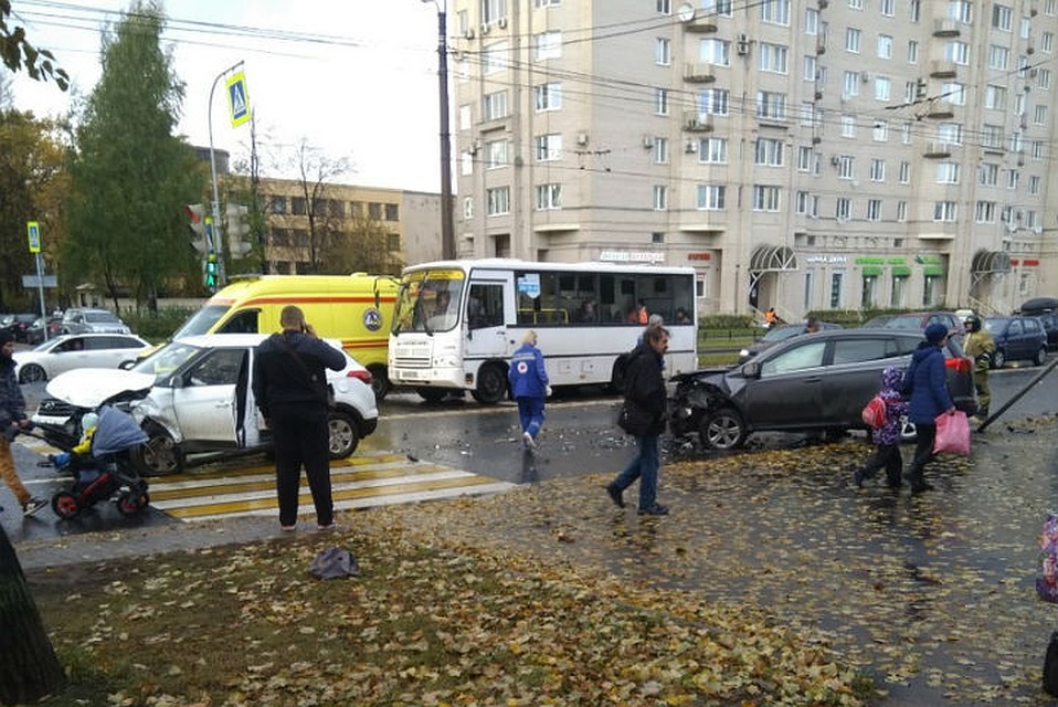 В массовое ДТП из 4 машин на Гражданском проспекте в Петербурге пострадали два человека