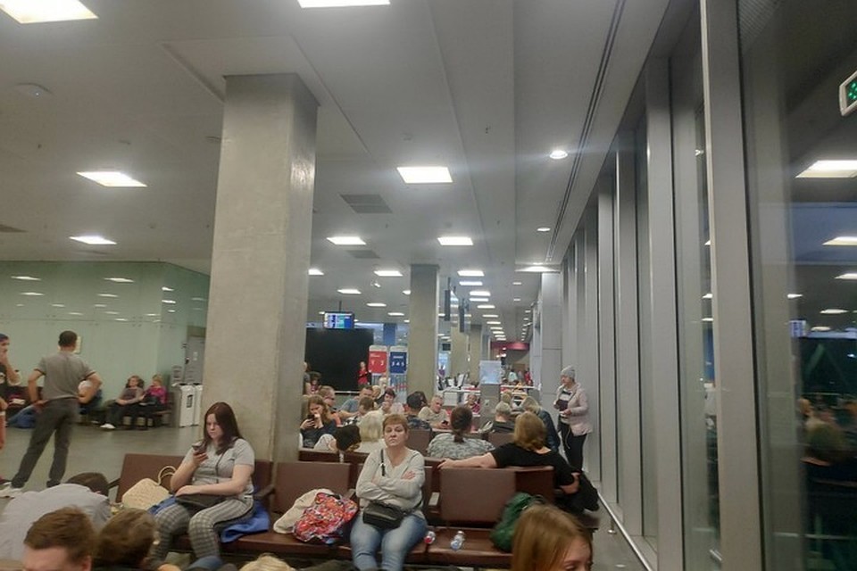 Почти девять часов провели туристы из Санкт-Петербурга в ожидании рейса в Анталью. Фото: ДТП и ЧП | Санкт-Петербург | Питер Онлайн | СПб