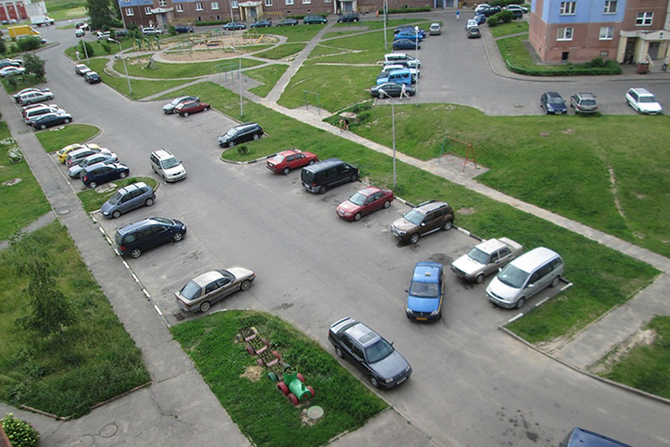 Оставленную на улице без присмотра машину обокрали злоумышленники