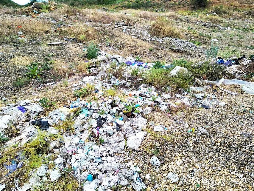 Удалось очистить 19 квадратных метров. Фото: пресс-служба МинЖКХ Крыма