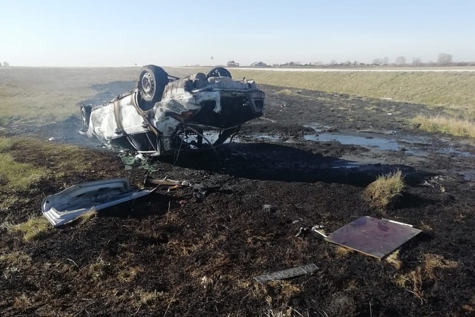 Автомобиль с шестью детьми перевернулся и загорелся на кузбасской трассе. ФОТО: vk.com, "ГИБДД Гурьевск"