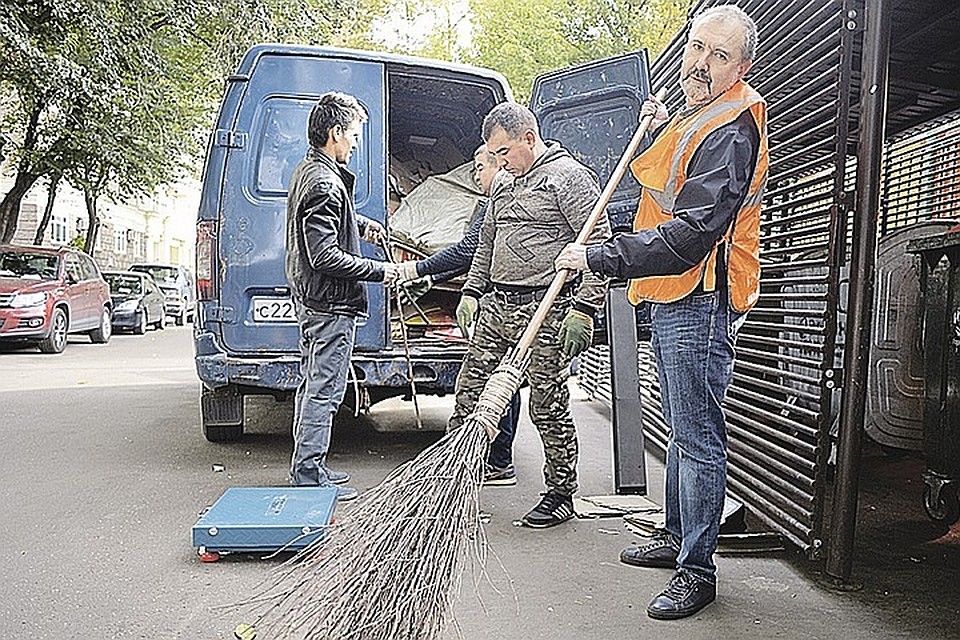 Дворники в Петербурге без работы не сидят.