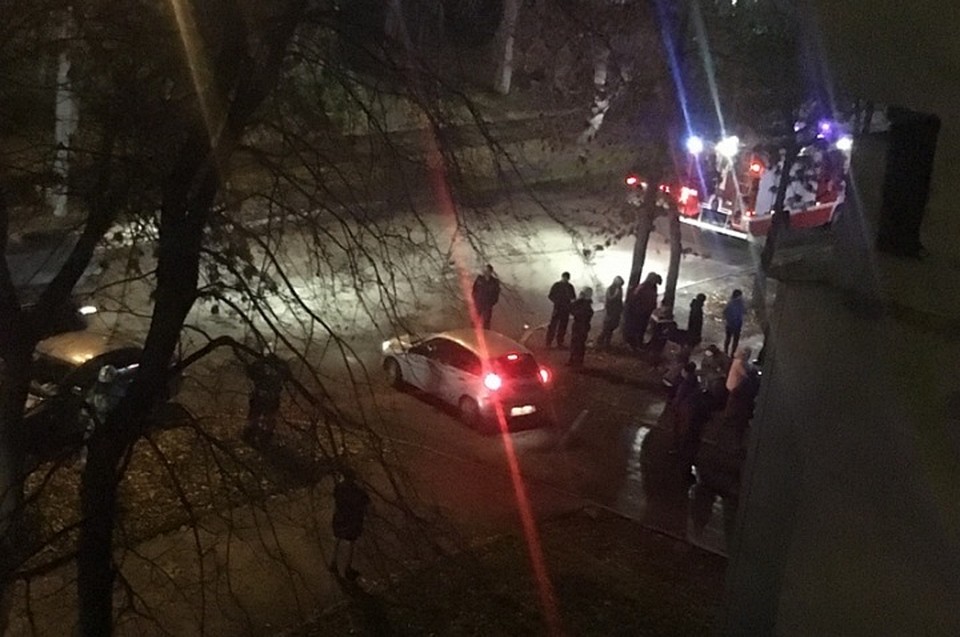 Молодой человек проехал по тротуару и сбил девушку, которая ехала там на самокате, а затем врезался в дерево. Фото: сообщество "Инцидент Екатеринбург"