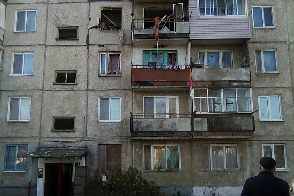 Квартиры получили незначительные повреждения, однако входить в них пока запрещено. Фото: Дарья Маликова