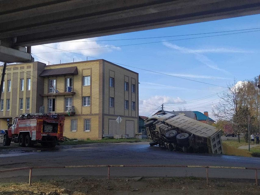 Машина завалилась на бок