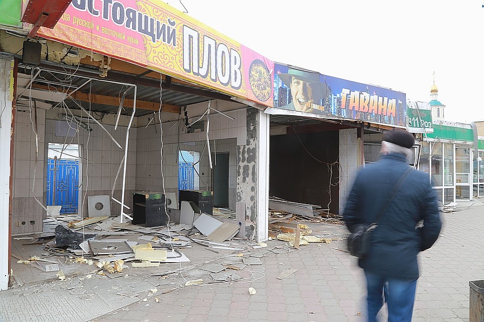 В Красноярске ребенок получил тяжелые травмы, упав с полуразобранного павильона