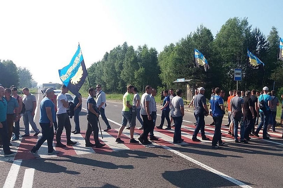 В июне рабочие перекрыли трассу в двух местах. Фото: facebook.com/VolynetsMykhailo