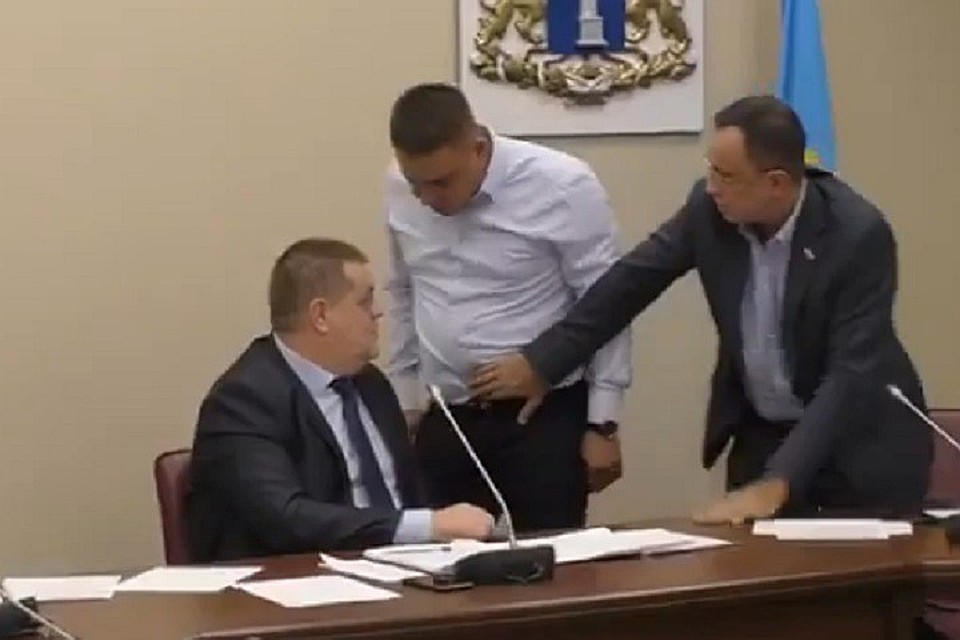 Разгневанного депутата с трудом оттащили от оппонента.