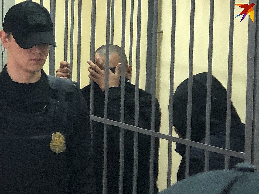 Двое подозреваемых прятали лица под одеждой