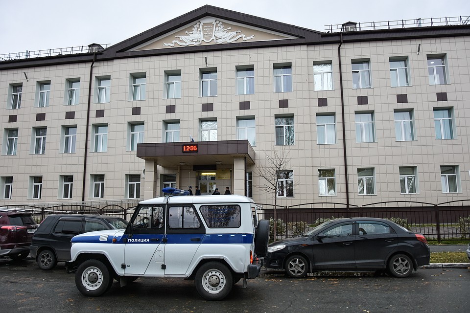 В школе сейчас работает полиция.