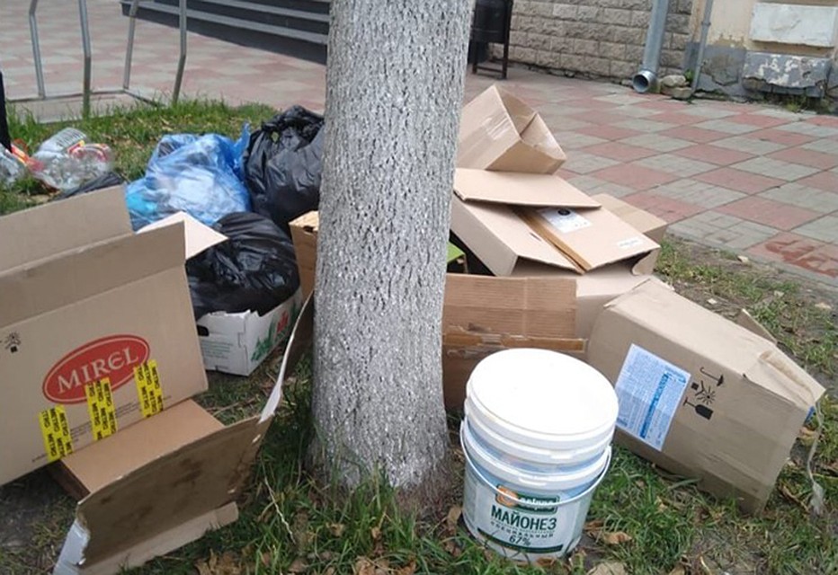 Мусор из кафе выбросили прямо на дорогу Фото: facebook.com/Максим Жирков
