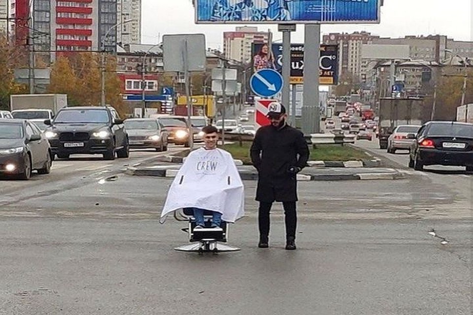 Отчаянные сибиряки «наводили красоту» прямо на перекрестке. Фото: instact54.