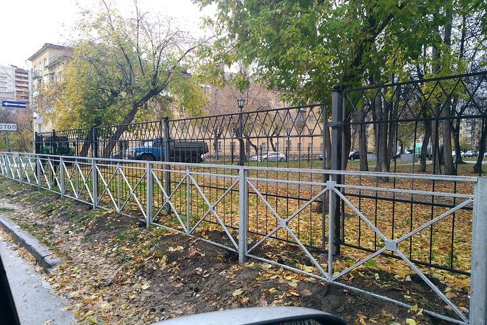 Заборы стоят друг на против друга. Фото: Новосибирская служба эвакуации «АСТ-54».