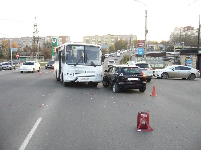 В Орле из-за ДТП пострадали две пассажирки автобуса. Фото: УГИБДД УМВД России по Орловской области