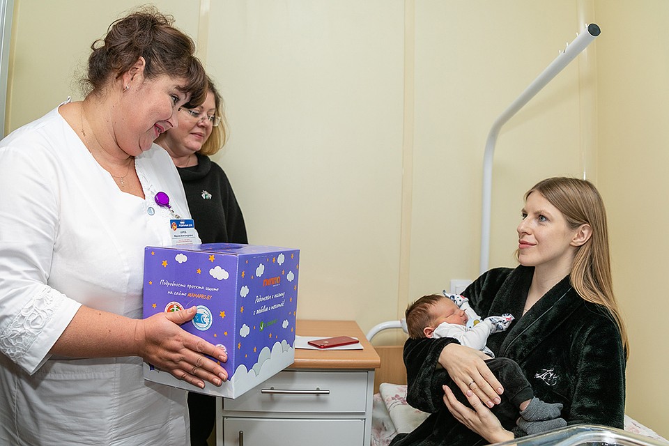 Первую подарочную коробку MAMA PRO с полезными товарами для родителей и малыша вручили в День матери.