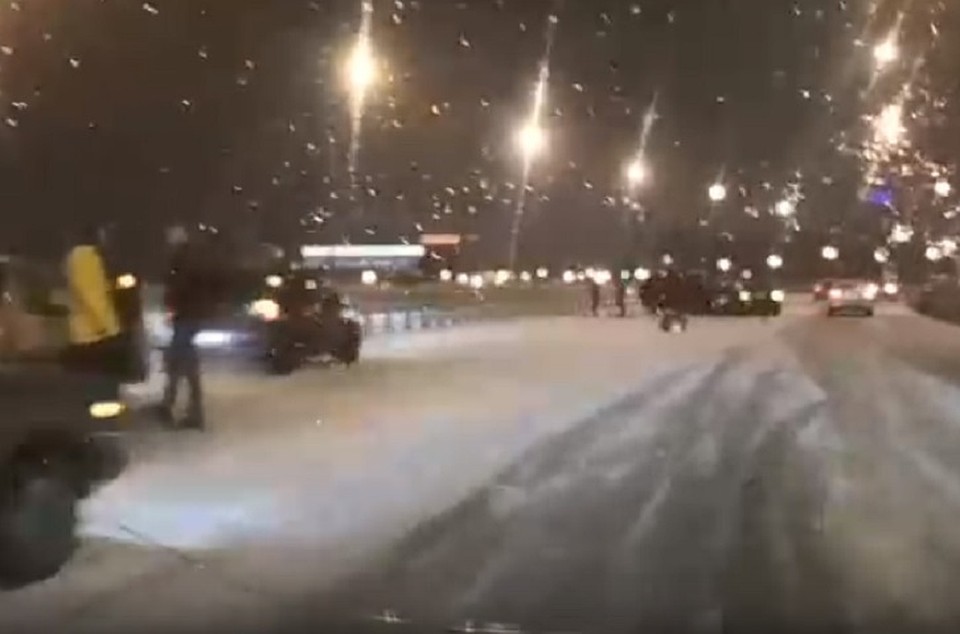 В Новосибирске на мосту произошло сразу несколько аварий из-за гололеда. Фото: Кадр из видео