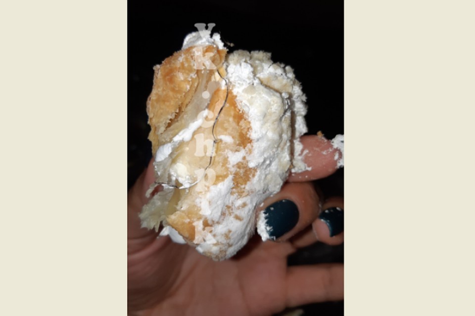 В Ленинске-Кузнецком женщина купила пирожное с проволокой.ФОТО: "ЧП 112 Ленинск-Кузнецкий"/ vk.com