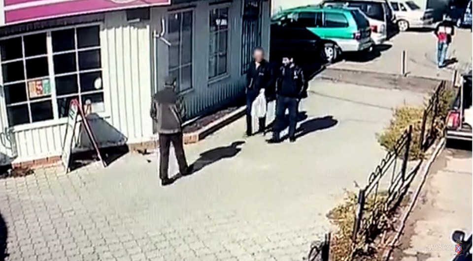 Махинации зафиксировали видеокамеры на рынке.
