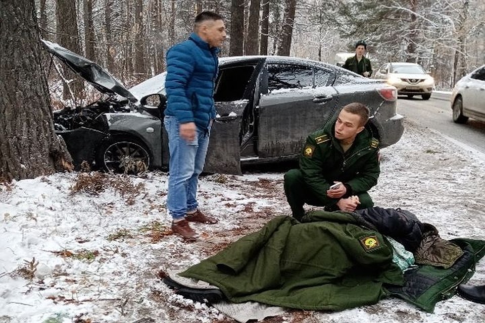 Курсанты поддерживали пострадавшую после аварии девушку, пока не приехали медики. Фото: Альмира Гибадулина