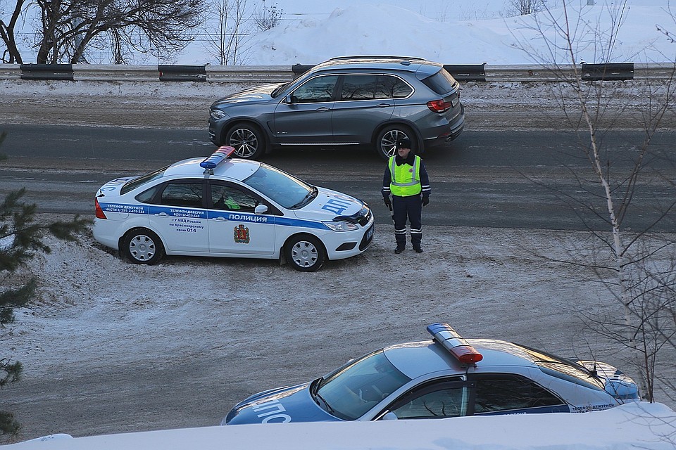 Дорожные полицейские работают на месте аварии
