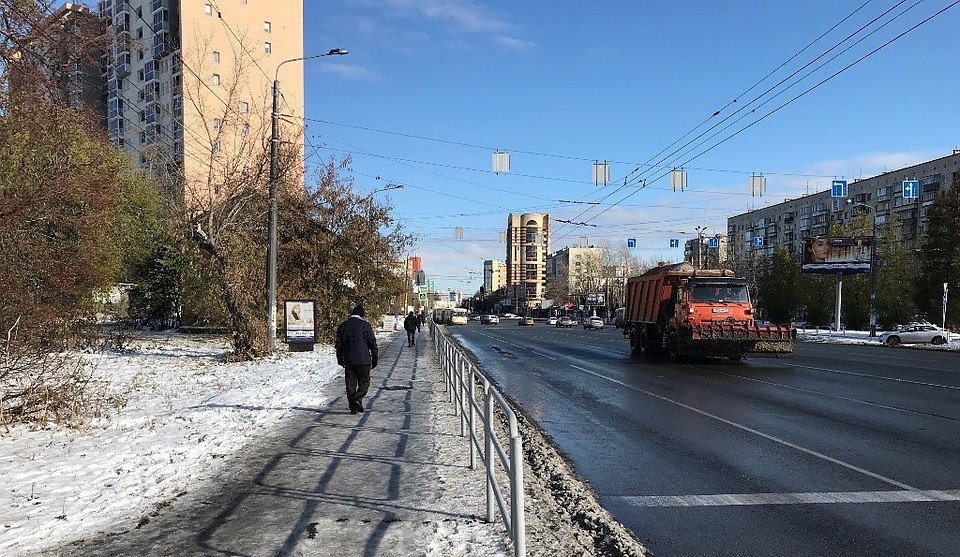 Тротуары в Челябинске, как тропы за деревенской околицей: весной само все растает! Фото: группа "Гражданский патруль" vk.com