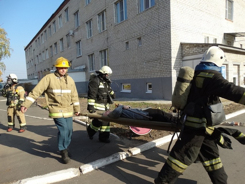 Пожарные вынесли на носилках из здания условно пострадавшую женщину