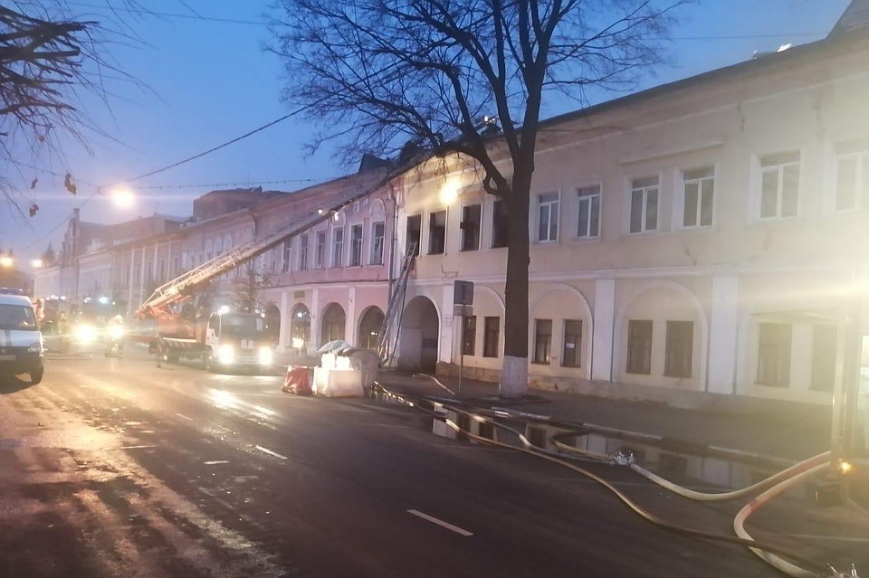 Пожар в расселенном заброшенном доме вспыхнул рано утром