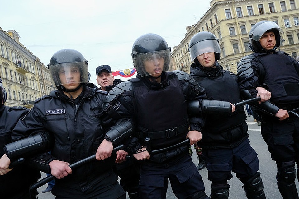 За драку с ОМОНом молодой многодетный отец получил 20-тысячный штраф.