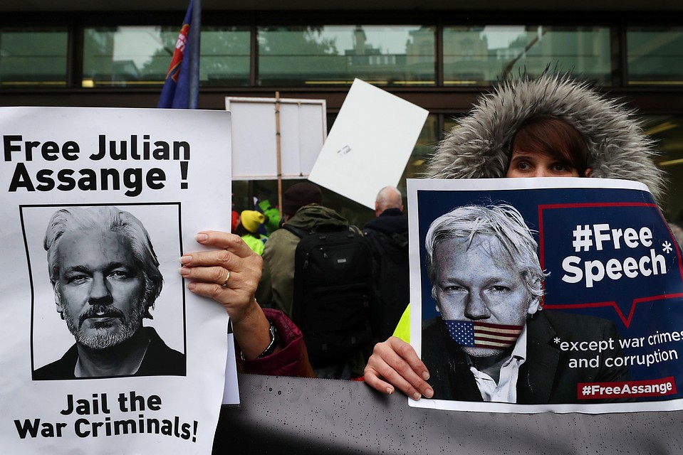 Сторонники основателя WikiLeaks Джулиана Ассанжа протестуют у здания Вестминстерского магистратского суда в Лондоне