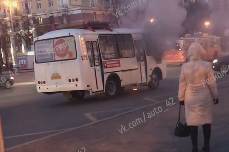 «Маршрутка – огонь!»: в Кемерове на дороге загорелся автобус. ФОТО: кадр видео vk.com, "Регион 42"