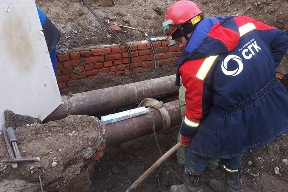 В Красноярске устранили порыв трубопровода, из-за которого пострадал автомобиль. Фото: пресс-службу СГК