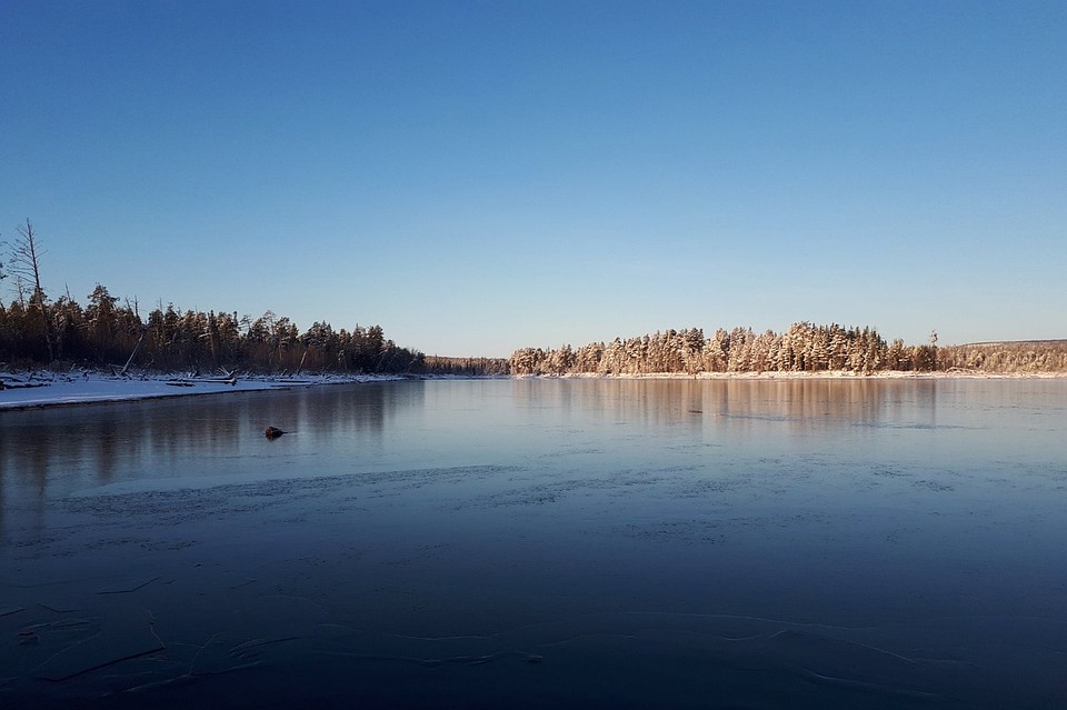 Верхнетуломское водохранилище заодну ночь покрылось тонкое корочкой льда. Фото: Кирилл Швецов