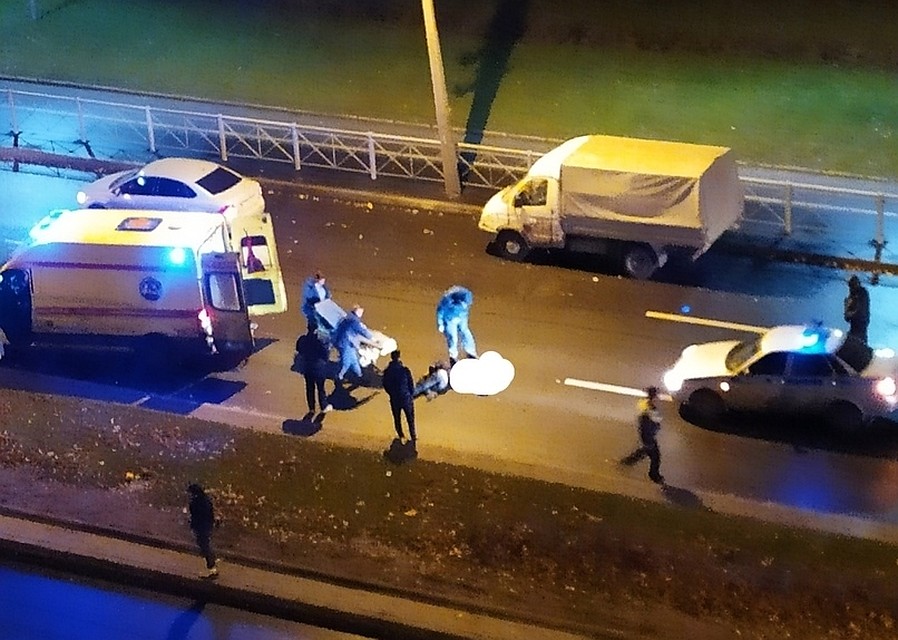 Свидетель аварии ужаснулся большой луже крови на асфальте и замазал ее на снимке. Фото: vk.com/spb_today
