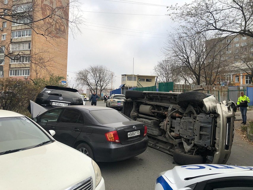 Внедорожник в конце концов перевернулся. Фото: УМВД по Приморскому краю