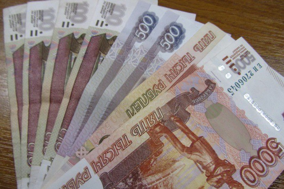 Девушка оставалась одна в квартирах потерпевших и находила их сбережения.
